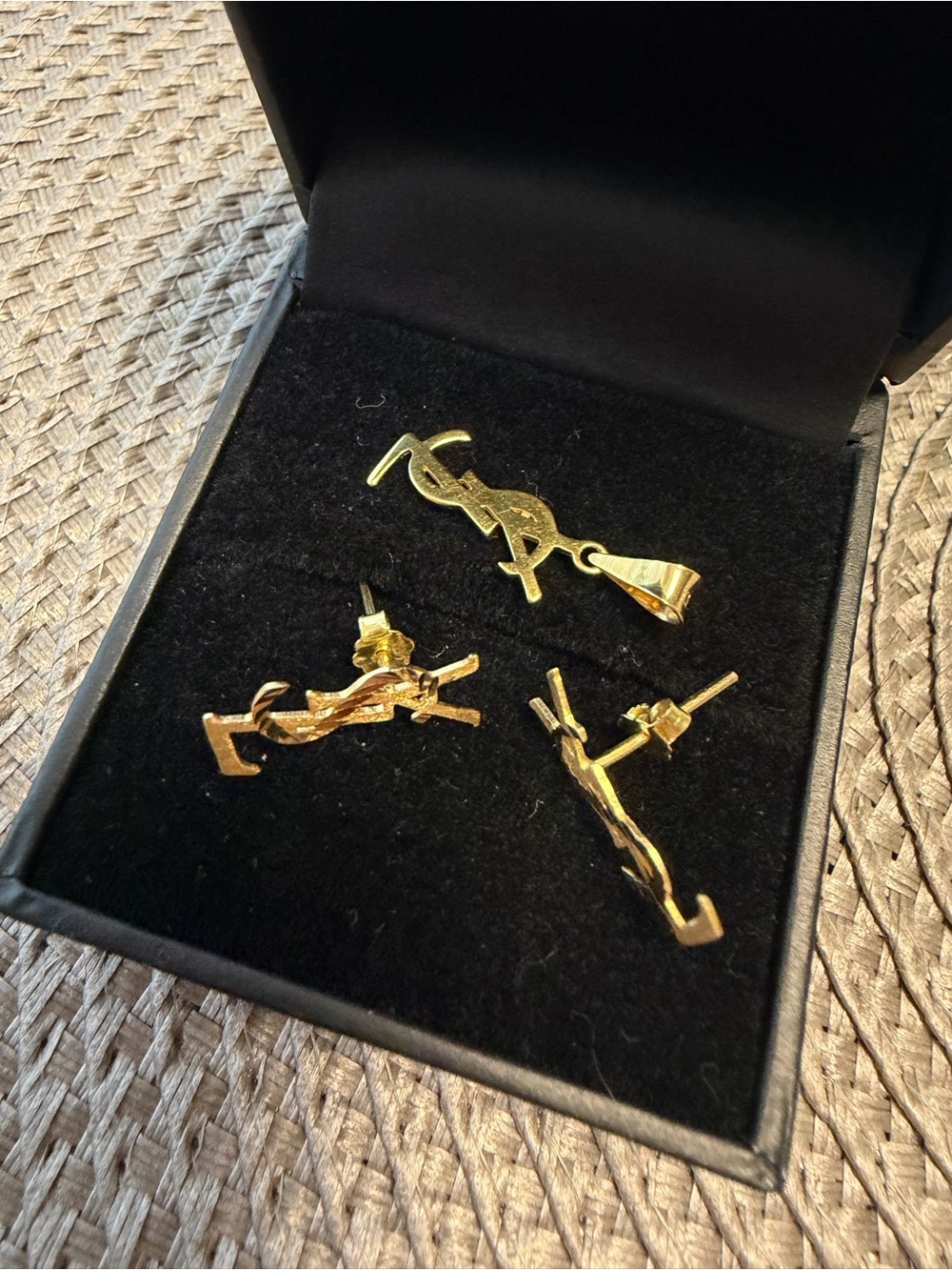 18k Saudi gold. Earrings and Pendant Set -
APPROX 1.7 grams - Picture 2 of 5